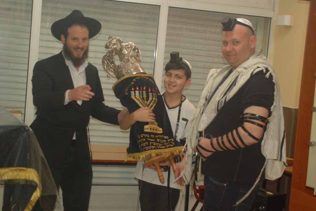 Максим держит свиток Торы bar_mitzvah_maxim_shliffer_02252016_chabad_haifa_4