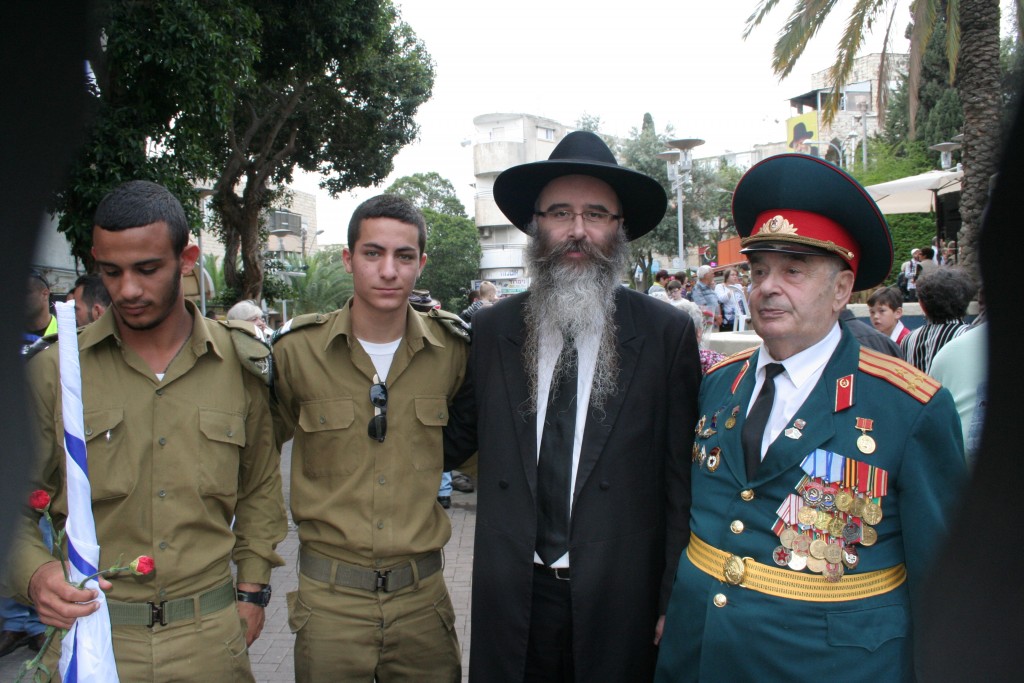 Рав Шауль Давид Бурштейн с ветераном и израильскими соллатами