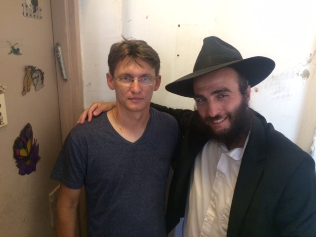 mezuzah_instalation_chabad_haifa_07052016