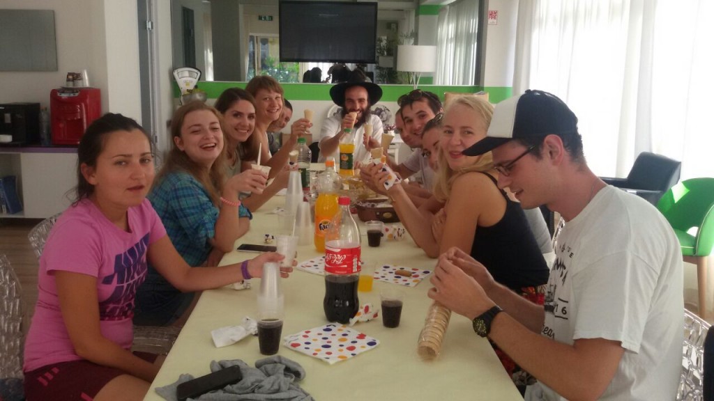 Ребята наслаждаются лекцией на тему: "Цикл еврейской жизни". 6 июля 2016 г.