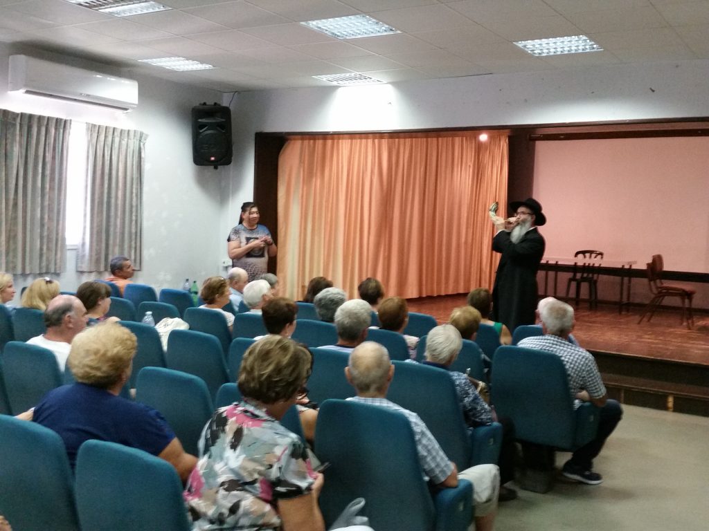 Рав Шауль Давид Бурштейн рассказал новым репатриантам о традициях празднования Рош а-Шана