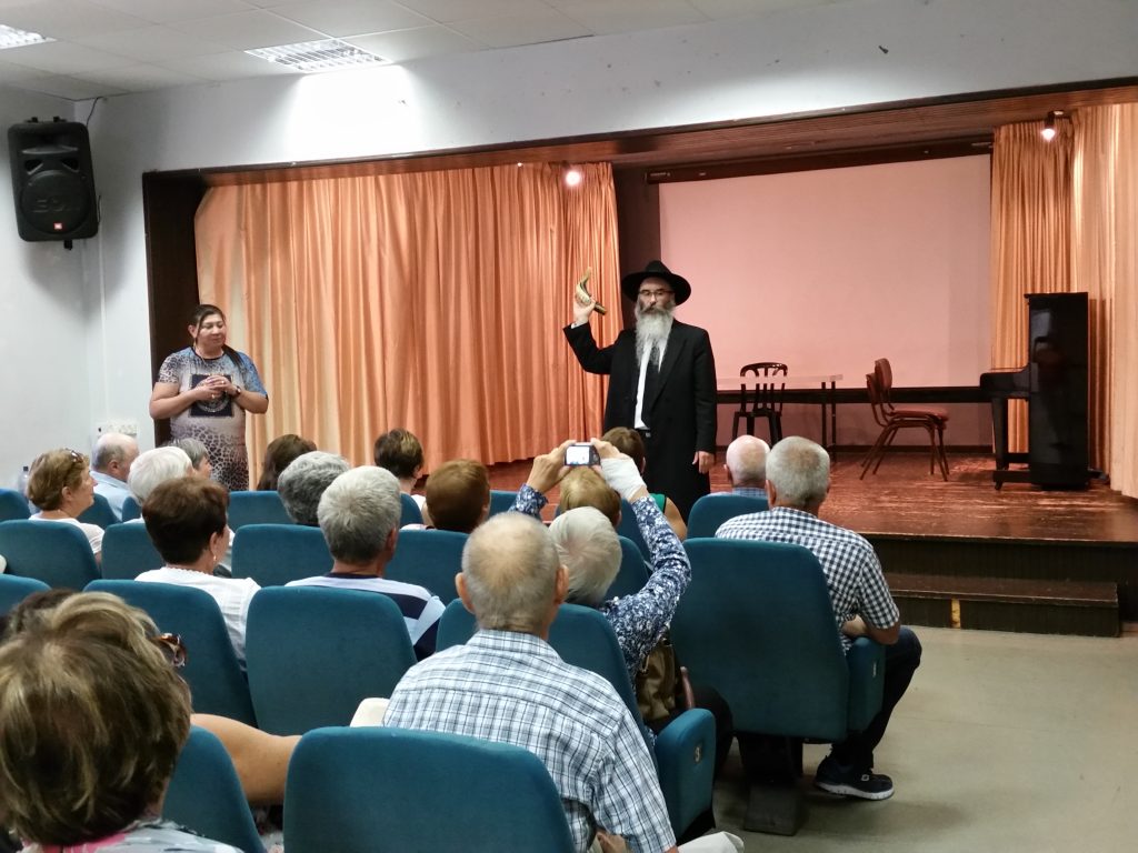 Рав Шауль Давид Бурштейн демонстрирует шофар в Бейт Оле 19/09/16