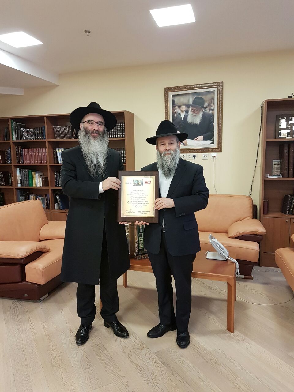 Рав Шауль Давид Бурштейн поздравил руководство еврейской школы Днепра с юбилеем